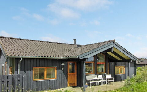 Emma - 976M from the Sea: Toit, Bois, Maison, Chalet, Domicile, Siding, Porte, Lot Terre, Zone Rurale, Batiments Jardin