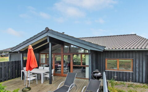 Emma - 976M from the Sea: Toit, Domicile, Chalet, Siding, Ombre, Dur, Biens, Planche, Batiments Jardin, Porche