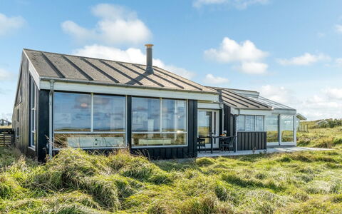 Simona - 300M from the Sea: Architecture, Toit, Domicile, Composite, Daylighting, Siding, Allée