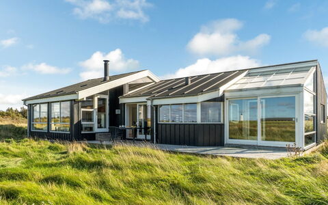 Simona - 300M from the Sea: Architecture, Toit, Domicile, Composite, Daylighting, Siding, Allée
