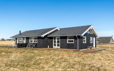Sirkka - 902M from the Sea: Maison, Domicile, Porte, Toit, Chalet, Biens, Jardin, Ombre, Siding, Cour