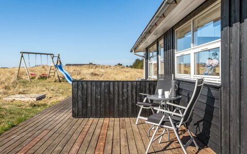 Sirkka - 902M from the Sea: Maison, Domicile, Porte, Toit, Chalet, Biens, Jardin, Ombre, Siding, Cour