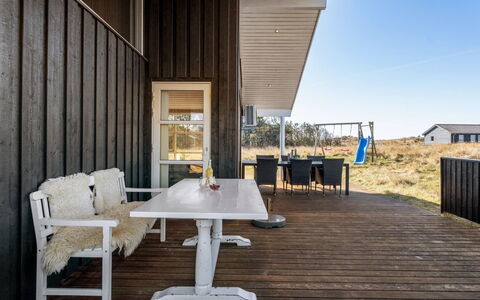 Sirkka - 902M from the Sea: Maison, Domicile, Porte, Toit, Chalet, Biens, Jardin, Ombre, Siding, Cour