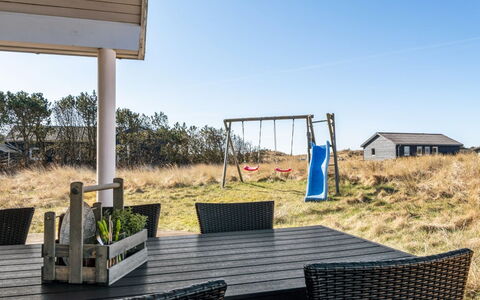 Sirkka - 902M from the Sea: Maison, Domicile, Porte, Toit, Chalet, Biens, Jardin, Ombre, Siding, Cour