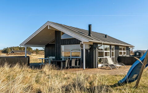 Sirkka - 902M from the Sea: Maison, Domicile, Porte, Toit, Chalet, Biens, Jardin, Ombre, Siding, Cour