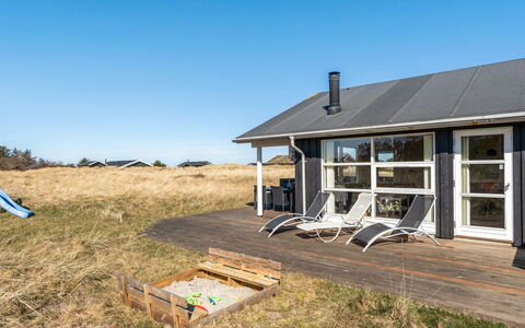 Sirkka - 902M from the Sea: Maison, Domicile, Porte, Toit, Chalet, Biens, Jardin, Ombre, Siding, Cour