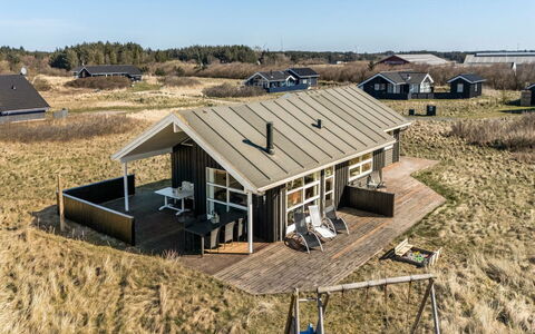 Sirkka - 902M from the Sea: Maison, Domicile, Porte, Toit, Chalet, Biens, Jardin, Ombre, Siding, Cour