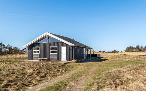 Sirkka - 902M from the Sea: Maison, Domicile, Porte, Toit, Chalet, Biens, Jardin, Ombre, Siding, Cour