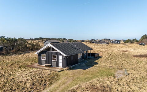 Sirkka - 902M from the Sea: Maison, Domicile, Porte, Toit, Chalet, Biens, Jardin, Ombre, Siding, Cour