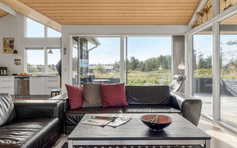 Yaim - 800M from the Sea: Bois, Plafond, Domicile, Canapé, Porte, Salon, Parquet, Dur, Faisceau