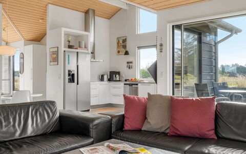 Yaim - 800M from the Sea: Bois, Domicile, Porte, Chalet, Dur, Tache De Bois, Salon, Parquet, Planche