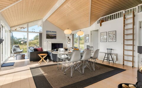 Yaim - 800M from the Sea: Plafond, Salon, Dur, Parquet, Canapé, Tache De Bois, Luminaire, Plante D'Appartement, Batiments Jardin