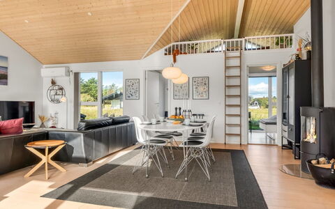 Yaim - 800M from the Sea: Design Intérieur, Sol, Bois, Plafond, Meubles, Sol, Salon, Parquet, Table Cuisine Et Salle A Manger, Table
