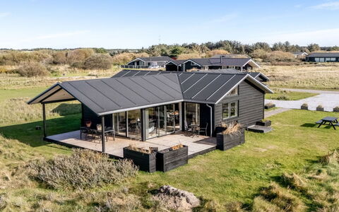 Yaim - 800M from the Sea: Toit, Chalet, Domicile, Siding, Biens, Cabanon, Ombre, Ferme, Batiments Jardin, Porche