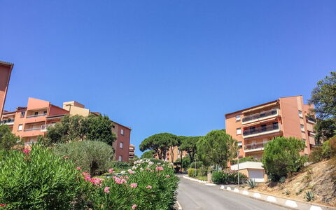 Les Pins Ensoleilles: Plante, Ciel, Bâtiment, Jour, Propriété, Fleur, Bleu Azur, Arbre, Lot Terre, Design Urbain
