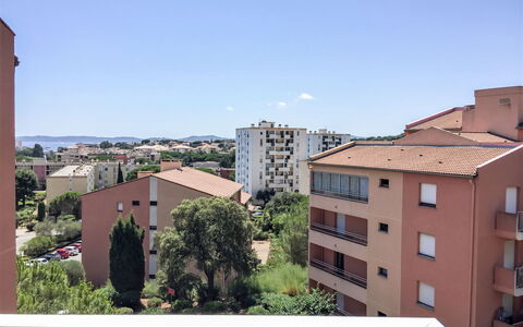 Les Pins Ensoleilles: Ciel, Bâtiment, Fenêtre, Nuage, Plante, Design Urbain, Bloc Tour, Quartier, Zone Résidentielle