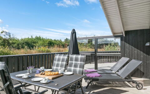 Aria - 1.2Km from the Sea: Meubles, Bois, Mobilier De Jardin, Chaise, Porche, Table, Table Cuisine Et Salle A Manger, Tableau De Plein Air, Plate-Forme, Dur