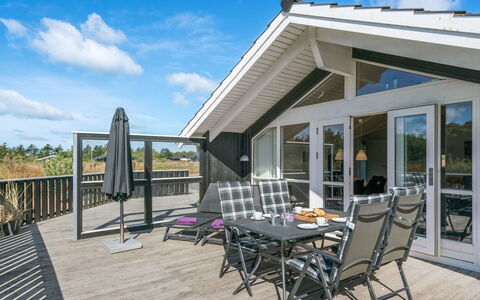 Aria - 1.2Km from the Sea: Plate-Forme, Dur, Ombre, Planche, Recours, Porche, Chaise, Mobilier De Jardin, Balcon, Parquet