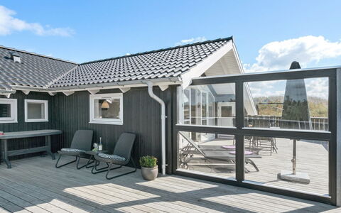 Aria - 1.2Km from the Sea: Bois, Porche, Toit, Domicile, Porte, Composite, Plate-Forme, Chalet, Siding, Planche