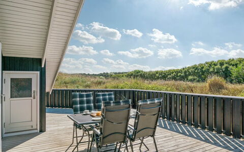 Aria - 1.2Km from the Sea: Bois, Dur, Porche, Planche, Plate-Forme, Tache De Bois, Parquet, Ombre, Chaise, Balcon