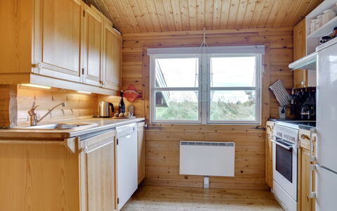 Thrym - 900M from the Sea: Cuisine, Appareil De Cuisine, Bois, Principaux Appliance, Comptoir, Sol, Cabinetry, Design Intérieur, Evier, Plafond