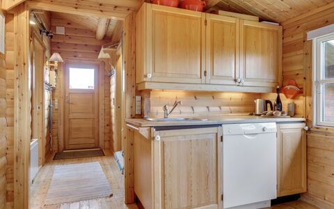 Thrym - 900M from the Sea: Cuisine, Bois, Évier, Comptoir, Appareil De Cuisine, Principaux Appliance, Sol, Luminaire Plomberie, Cabinetry, Robinet