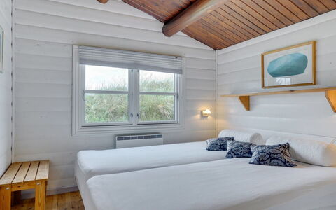 Thrym - 900M from the Sea: Bois, Plafond, Dur, Planche, Chambre, Lit, Parquet, Literie, Tache De Bois, Cadre De Lit