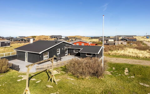 Vili - 441M from the Sea: Maison, Domicile, Porte, Toit, Chalet, Biens, Jardin, Ombre, Siding, Cour