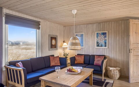 Vili - 441M from the Sea: Maison, Domicile, Porte, Toit, Chalet, Biens, Jardin, Ombre, Siding, Cour