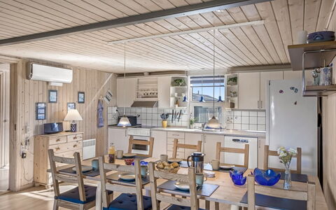 Vili - 441M from the Sea: Maison, Domicile, Porte, Toit, Chalet, Biens, Jardin, Ombre, Siding, Cour