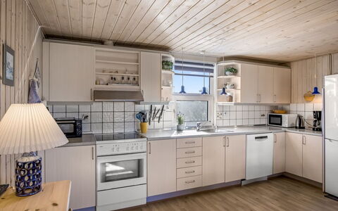 Vili - 441M from the Sea: Maison, Domicile, Porte, Toit, Chalet, Biens, Jardin, Ombre, Siding, Cour