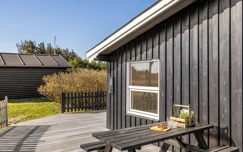 Vili - 441M from the Sea: Maison, Domicile, Porte, Toit, Chalet, Biens, Jardin, Ombre, Siding, Cour