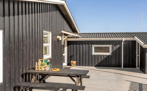 Vili - 441M from the Sea: Maison, Domicile, Porte, Toit, Chalet, Biens, Jardin, Ombre, Siding, Cour