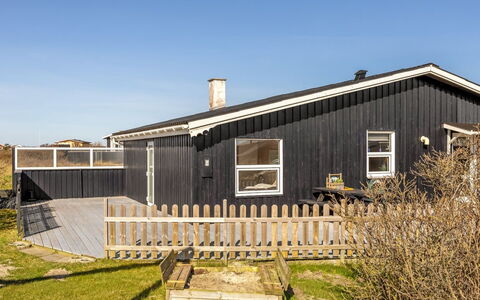 Vili - 441M from the Sea: Maison, Domicile, Porte, Toit, Chalet, Biens, Jardin, Ombre, Siding, Cour