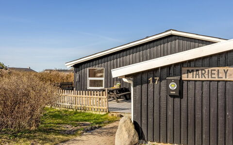 Vili - 441M from the Sea: Maison, Domicile, Porte, Toit, Chalet, Biens, Jardin, Ombre, Siding, Cour