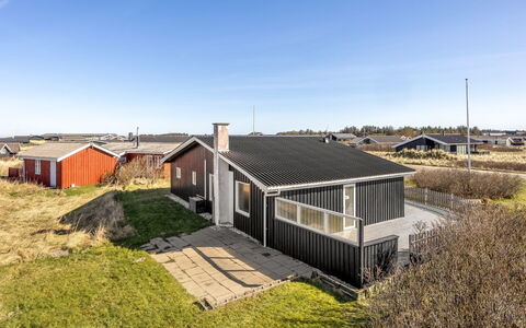 Vili - 441M from the Sea: Maison, Domicile, Porte, Toit, Chalet, Biens, Jardin, Ombre, Siding, Cour