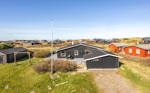 Vili - 441M from the Sea: Maison, Domicile, Porte, Toit, Chalet, Biens, Jardin, Ombre, Siding, Cour
