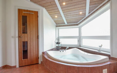 Carlina - 1.3Km from the Sea: Sol, Design Intérieur, Luminaire Plomberie, Baignoire, Plafond, Sol, Éclairage, Salle De Bains, Plomberie, Pièce