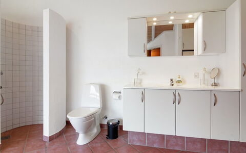 Carlina - 1.3Km from the Sea: Lavabo, Luminaire Plomberie, Évier, Sol, Sol, Salle De Bains, Design Intérieur, Robinet, Toilette, Plomberie