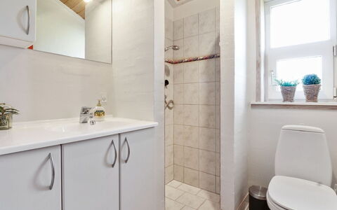 Carlina - 1.3Km from the Sea: Salle De Bains, Luminaire Plomberie, Sol, Mur, Design Intérieur, Sol, Évier, Armoire De Toilette, Robinet, Toilette