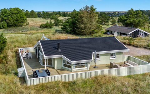 Mila - 750M from the Sea: Chalet, Domicile, Maison, Toit, Porche, Biens, Siding, Batiments Jardin, Ferme, Cour