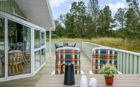 Mila - 750M from the Sea: Chalet, Domicile, Maison, Toit, Porche, Biens, Siding, Batiments Jardin, Ferme, Cour