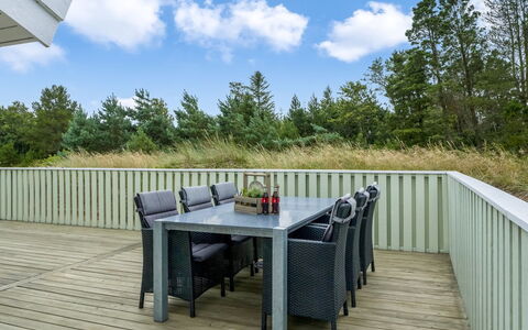 Mila - 750M from the Sea: Chalet, Domicile, Maison, Toit, Porche, Biens, Siding, Batiments Jardin, Ferme, Cour