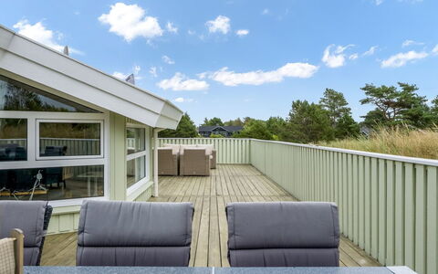 Mila - 750M from the Sea: Chalet, Domicile, Maison, Toit, Porche, Biens, Siding, Batiments Jardin, Ferme, Cour
