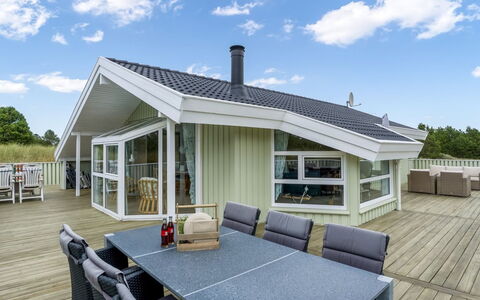 Mila - 750M from the Sea: Chalet, Domicile, Maison, Toit, Porche, Biens, Siding, Batiments Jardin, Ferme, Cour