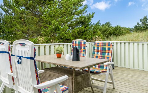 Mila - 750M from the Sea: Chalet, Domicile, Maison, Toit, Porche, Biens, Siding, Batiments Jardin, Ferme, Cour
