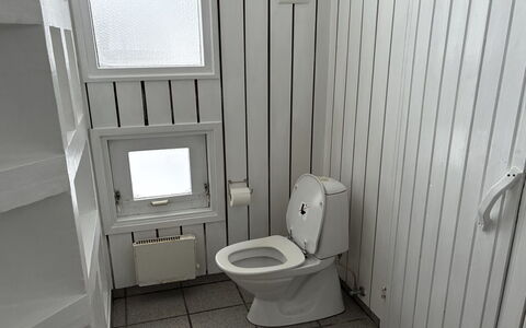 Ilmo - 950M from the Sea: Siège De Toilette, Toilette, Luminaire Plomberie, Sol, Salle De Bains, Sol, Plomberie, Tuile