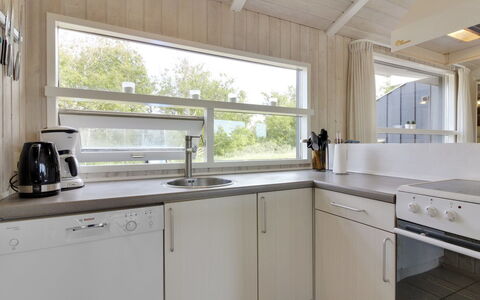 Ilmo - 950M from the Sea: Sol, Bois, Design Intérieur, Comptoir, Luminaire Plomberie, Cuisine, Sol, Évier, Plafond, Robinet