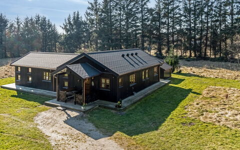 Marla - 1.1Km from the Sea: Chalet, Domicile, Maison, Toit, Porche, Biens, Siding, Batiments Jardin, Ferme, Cour