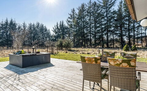 Marla - 1.1Km from the Sea: Chalet, Domicile, Maison, Toit, Porche, Biens, Siding, Batiments Jardin, Ferme, Cour
